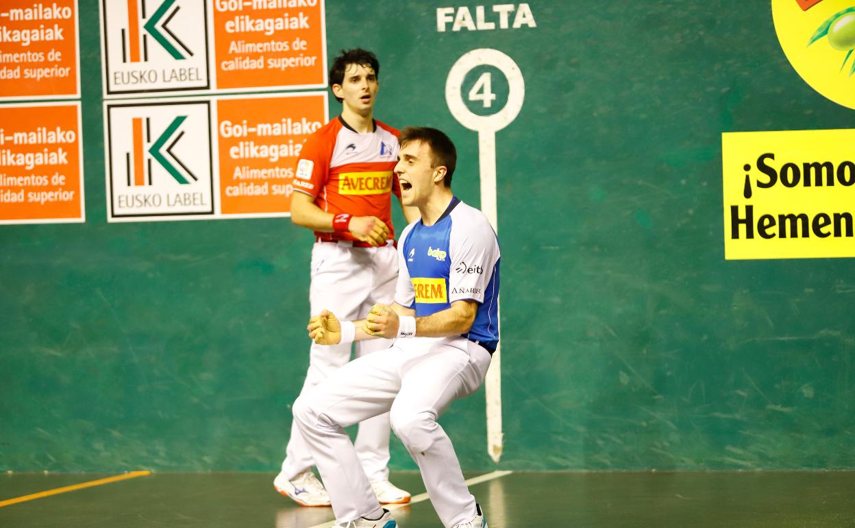Jon Ander Peña celebra un tanto ante Jokin Altuna en el Astelena de Eibar. 