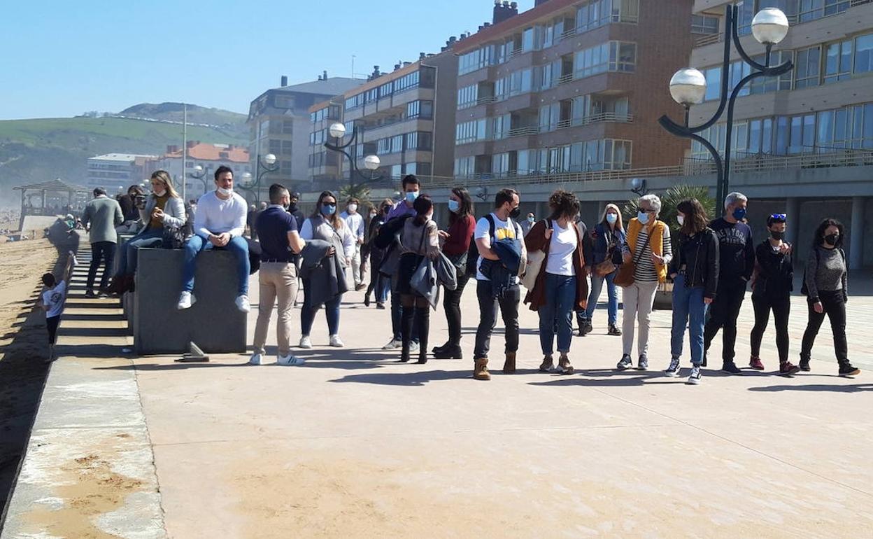 El malecón de Zarautz, muy concurrido estos días de buen tiempo.