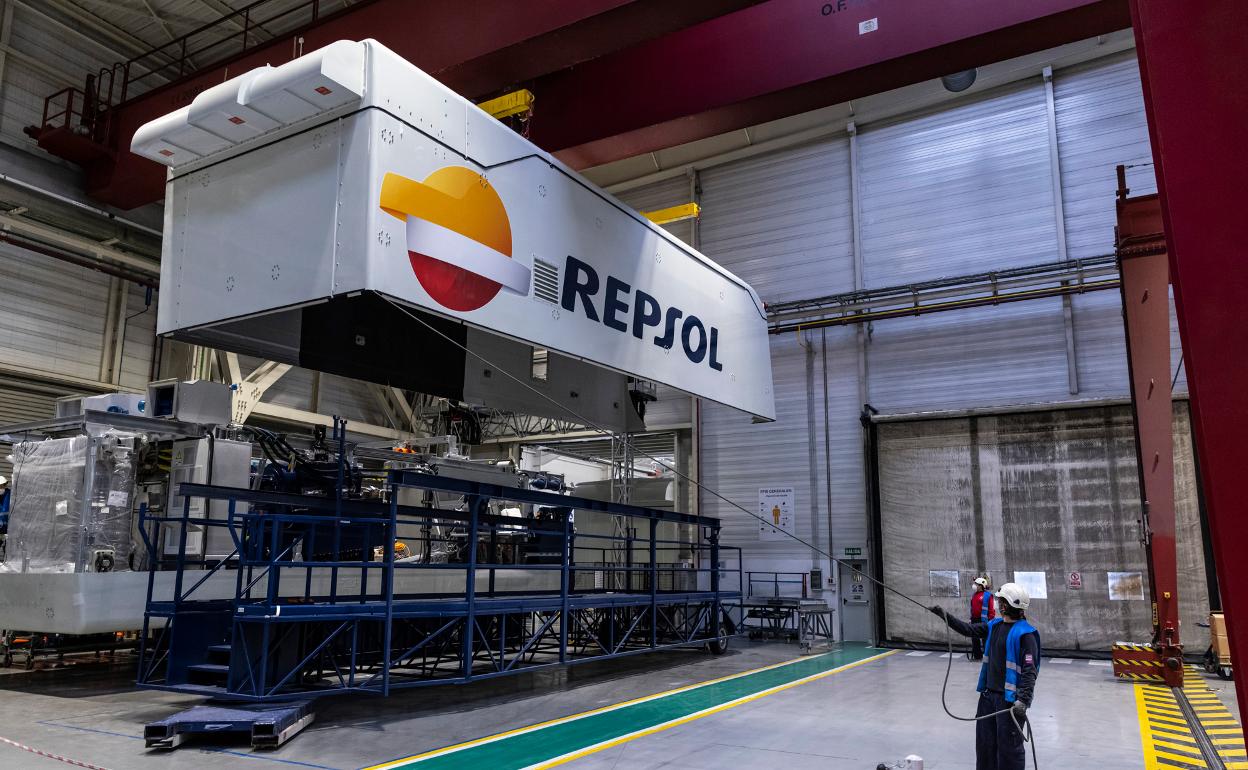 Fabricación de un aerogenerador en una planta de Siemens Gamesa para Repsol. 