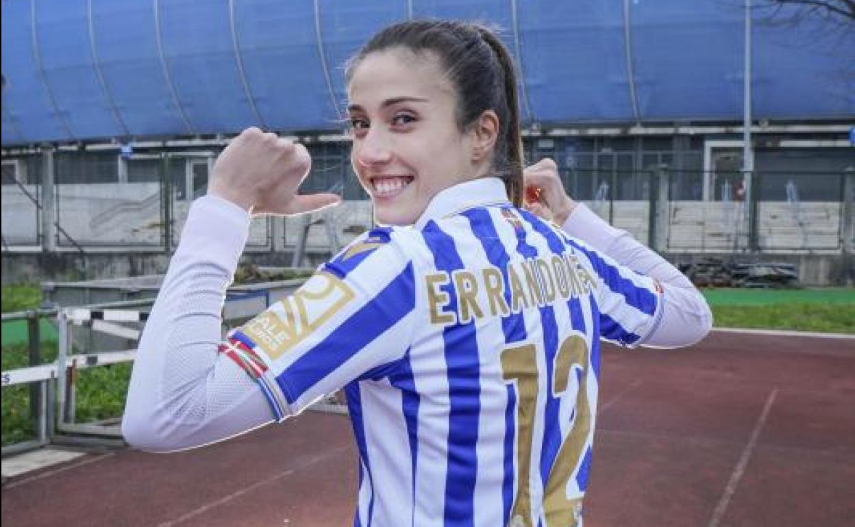 Teresa Errandonea posa en el miniestario con la camiseta de la Real Sociedad.