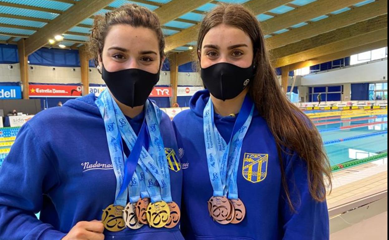 Ainhoa y Leire Martín posan con las medallas logradas en el Campeonato de España de natación celebrado en Sabadell. 