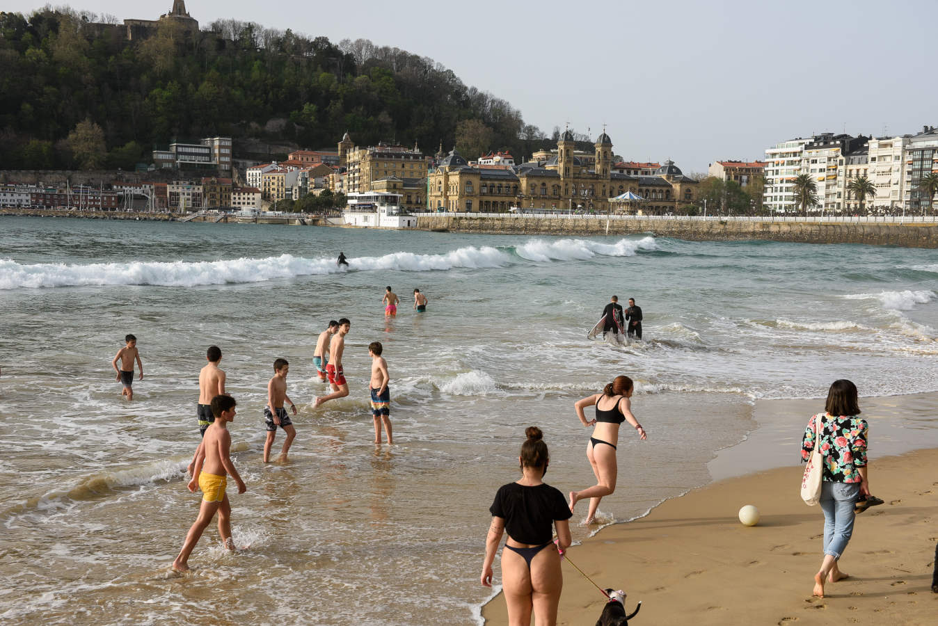 Tras unos días con los termómetros marcando 25 grados, a partir de este jueves un anticiclón bajará las temperaturas y traerá lluvia en la costa