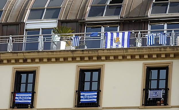 Galería. Ventanas y balcones de Gipuzkoa engalanados de txuri-urdin. 