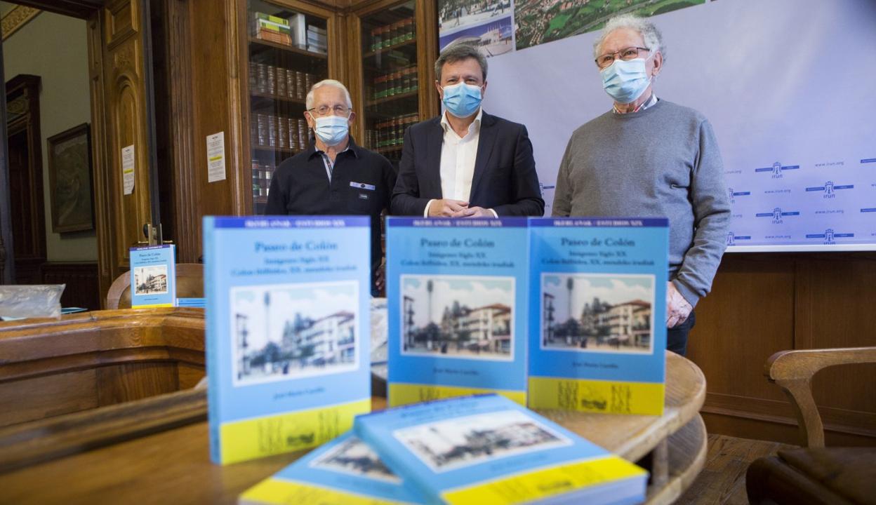 José María Castillo, a la izquierda, junto al alcalde, José Antonio Santano, y el presidente de Luis de Uranzu Kultur Taldea, José Monje. 