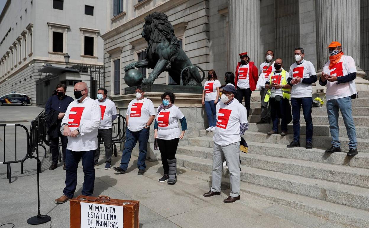 Miembros de la Coordinadora de la España Vaciada, a las puertas del Congreso. 