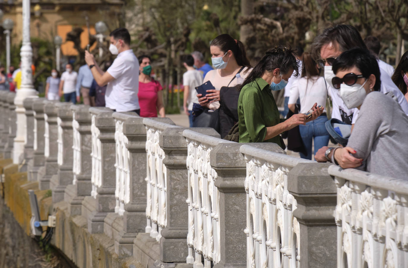 Las temperaturas han batido un récord este miércoles en Gipuzkoa. El viento del sureste ha elevado el mercurio hasta acariciar los 29 grados, según la estación ubicada en el aeropuerto de San Sebastián, hecho nunca antes logrado en el mes de marzo. Dicha estación marcaba concretamente 28,7 grados a las tres de la tarde, a sólo tres décimas del récord que data de 1957. Un hecho que, unido al periodo vacacional de Semana Santa de los escolares, ha permitido que los arenales de Gipuzkoa se hayan llenado de visitantes con ganas de refrescarse. Como se ve en estas imágenes de Donostia.