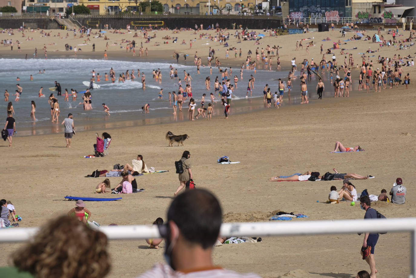 Las temperaturas han batido un récord este miércoles en Gipuzkoa. El viento del sureste ha elevado el mercurio hasta acariciar los 29 grados, según la estación ubicada en el aeropuerto de San Sebastián, hecho nunca antes logrado en el mes de marzo. Dicha estación marcaba concretamente 28,7 grados a las tres de la tarde, a sólo tres décimas del récord que data de 1957. Un hecho que, unido al periodo vacacional de Semana Santa de los escolares, ha permitido que los arenales de Gipuzkoa se hayan llenado de visitantes con ganas de refrescarse. Como se ve en estas imágenes de Donostia.