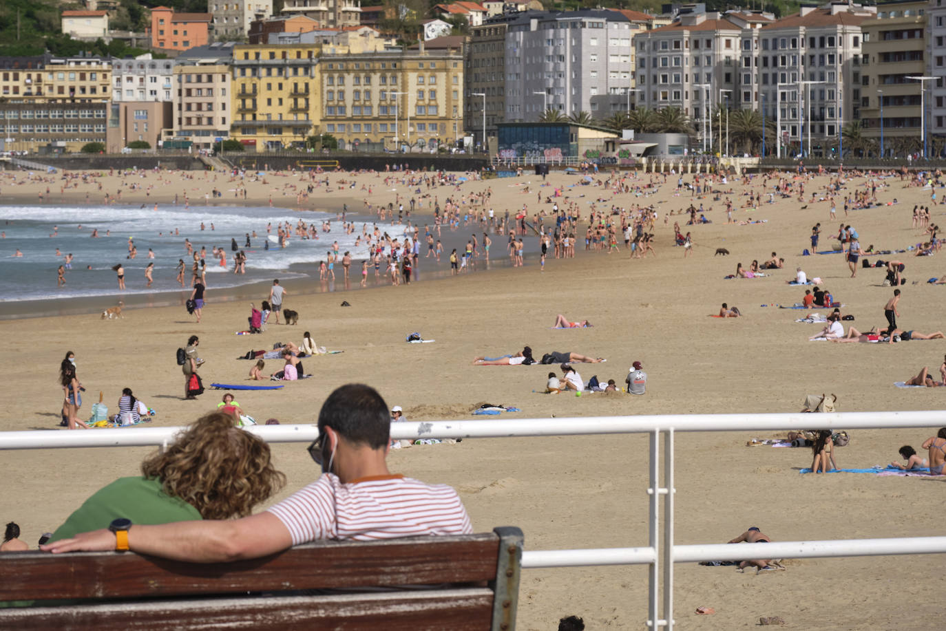 Las temperaturas han batido un récord este miércoles en Gipuzkoa. El viento del sureste ha elevado el mercurio hasta acariciar los 29 grados, según la estación ubicada en el aeropuerto de San Sebastián, hecho nunca antes logrado en el mes de marzo. Dicha estación marcaba concretamente 28,7 grados a las tres de la tarde, a sólo tres décimas del récord que data de 1957. Un hecho que, unido al periodo vacacional de Semana Santa de los escolares, ha permitido que los arenales de Gipuzkoa se hayan llenado de visitantes con ganas de refrescarse. Como se ve en estas imágenes de Donostia.