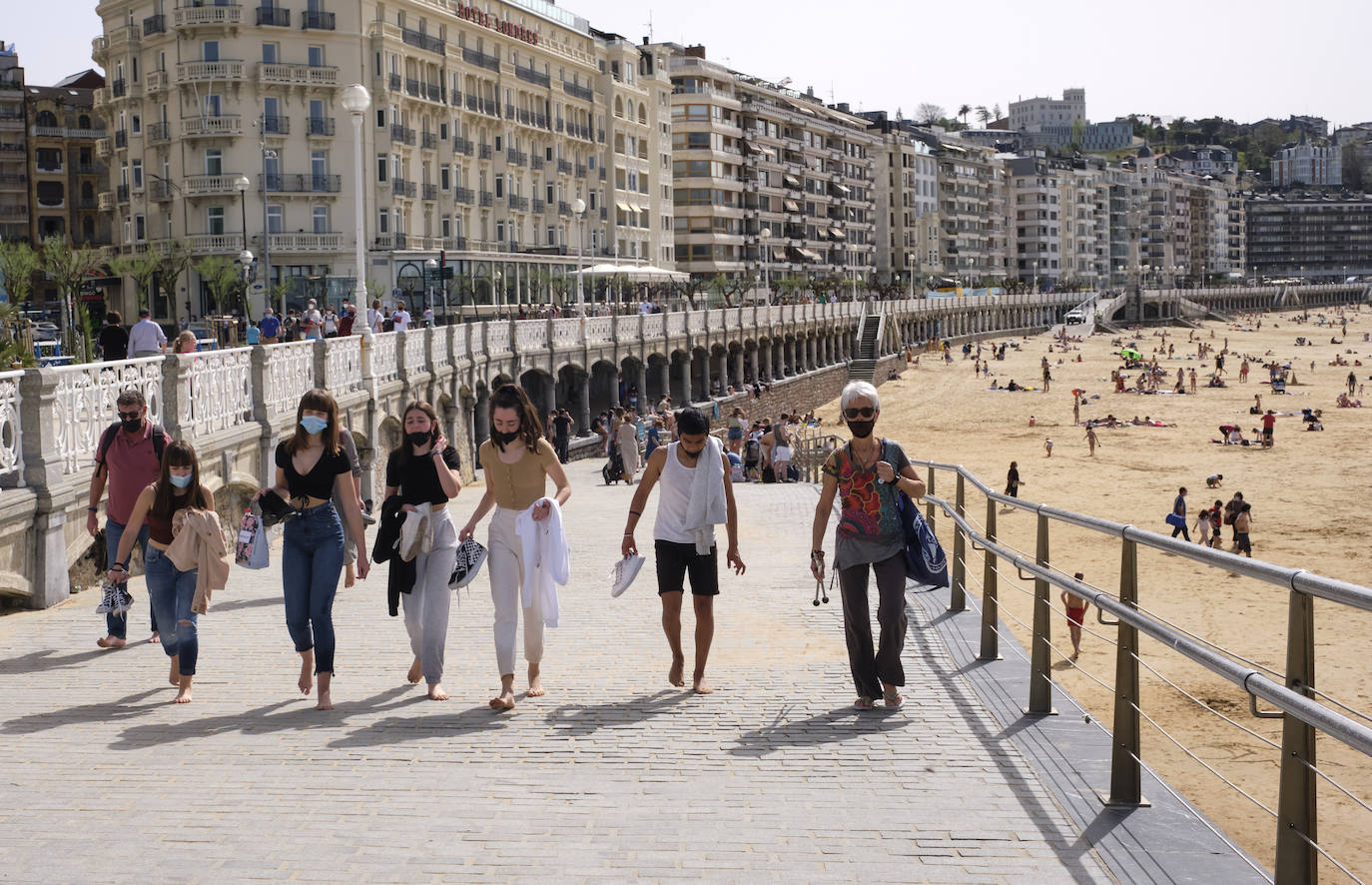 Las temperaturas han batido un récord este miércoles en Gipuzkoa. El viento del sureste ha elevado el mercurio hasta acariciar los 29 grados, según la estación ubicada en el aeropuerto de San Sebastián, hecho nunca antes logrado en el mes de marzo. Dicha estación marcaba concretamente 28,7 grados a las tres de la tarde, a sólo tres décimas del récord que data de 1957. Un hecho que, unido al periodo vacacional de Semana Santa de los escolares, ha permitido que los arenales de Gipuzkoa se hayan llenado de visitantes con ganas de refrescarse. Como se ve en estas imágenes de Donostia.