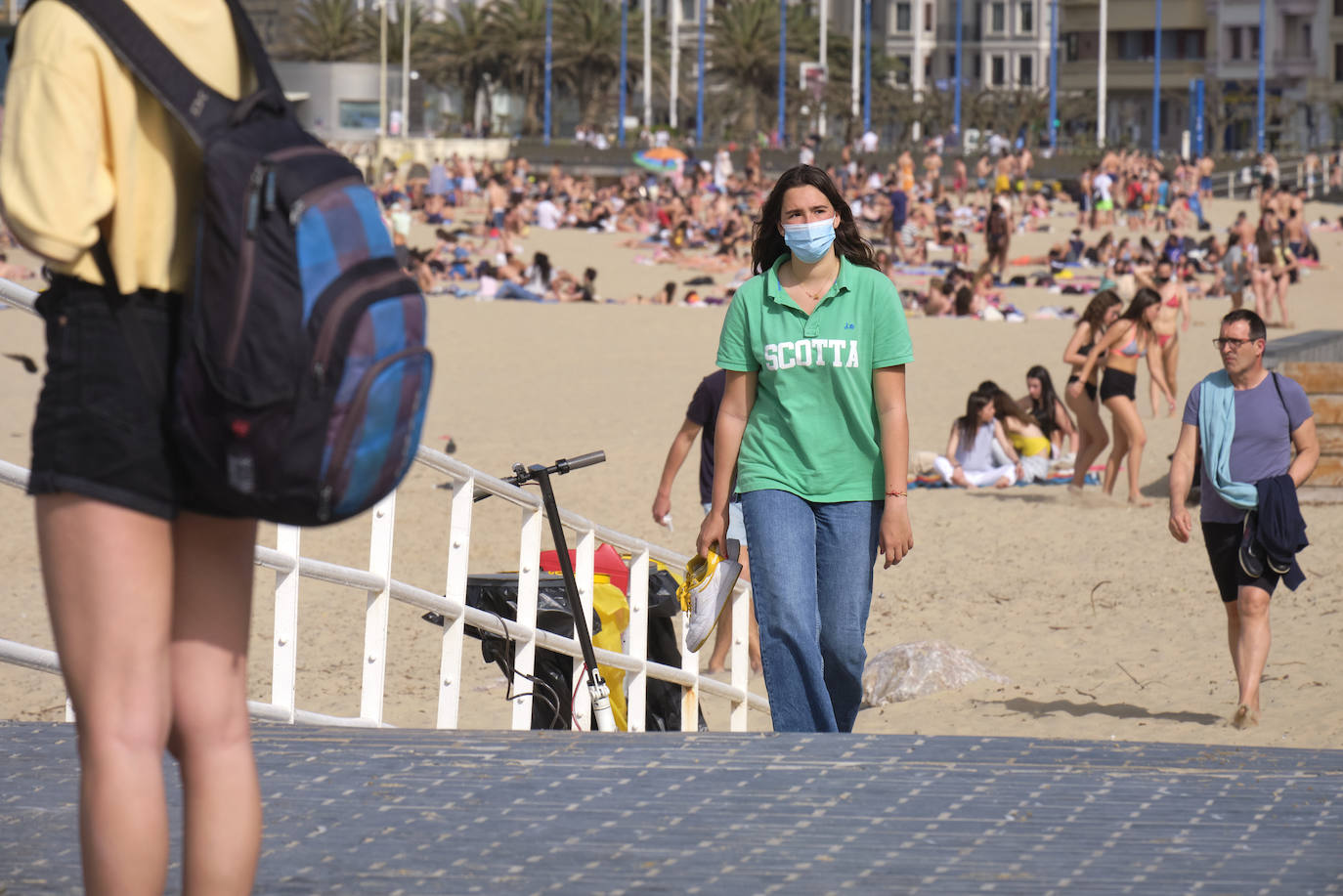 Las temperaturas han batido un récord este miércoles en Gipuzkoa. El viento del sureste ha elevado el mercurio hasta acariciar los 29 grados, según la estación ubicada en el aeropuerto de San Sebastián, hecho nunca antes logrado en el mes de marzo. Dicha estación marcaba concretamente 28,7 grados a las tres de la tarde, a sólo tres décimas del récord que data de 1957. Un hecho que, unido al periodo vacacional de Semana Santa de los escolares, ha permitido que los arenales de Gipuzkoa se hayan llenado de visitantes con ganas de refrescarse. Como se ve en estas imágenes de Donostia.