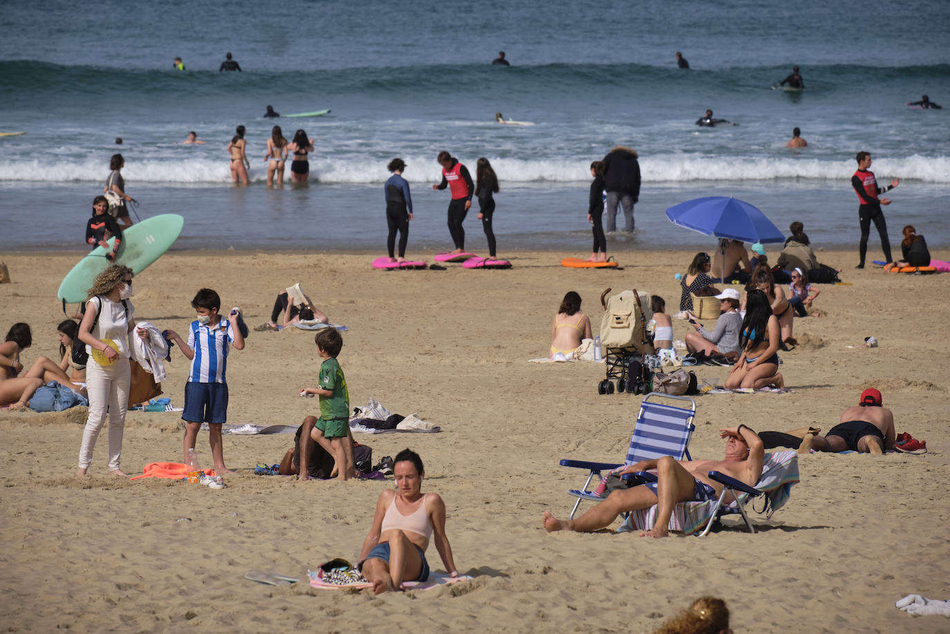 Las temperaturas han batido un récord este miércoles en Gipuzkoa. El viento del sureste ha elevado el mercurio hasta acariciar los 29 grados, según la estación ubicada en el aeropuerto de San Sebastián, hecho nunca antes logrado en el mes de marzo. Dicha estación marcaba concretamente 28,7 grados a las tres de la tarde, a sólo tres décimas del récord que data de 1957. Un hecho que, unido al periodo vacacional de Semana Santa de los escolares, ha permitido que los arenales de Gipuzkoa se hayan llenado de visitantes con ganas de refrescarse. Como se ve en estas imágenes de Donostia.