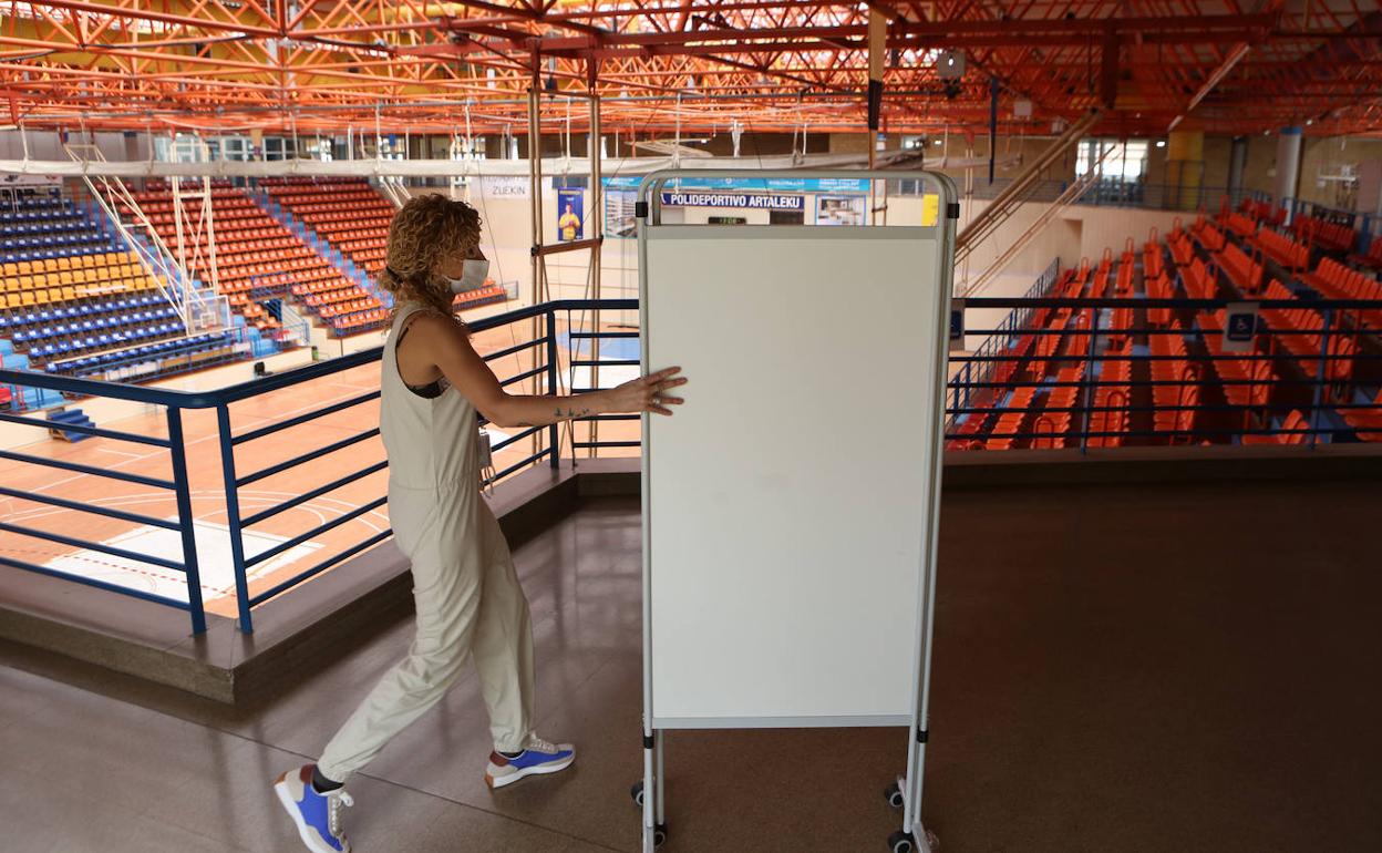 Los preparativos en el polideportivo Artaleku de Irun empezaron ayer para su apertura el sábado como punto de vacunación. 