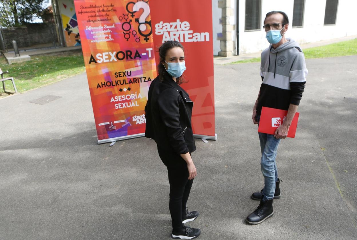 Raquel Calvo, coordinadora del servicio Asexora-T, y Santi Jiménez, delegado de Juventud. 