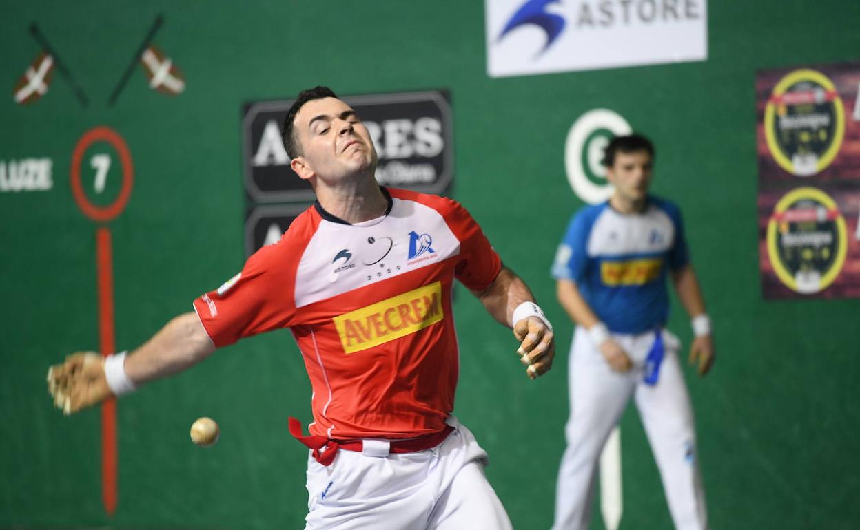 Erik Jaka persigue la victoria en el partido del Labrit. 