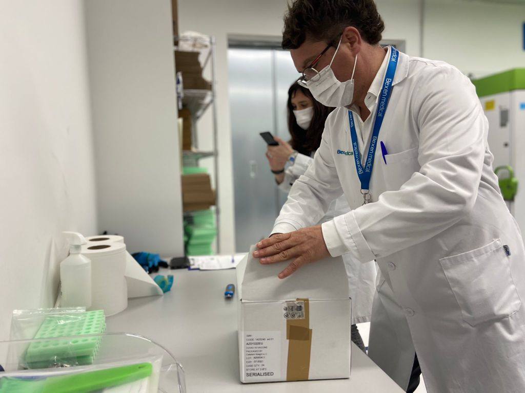 Imagen secundaria 2 - Recepción de las vacunas esta mañana en la sede de Bexen en Hernani.