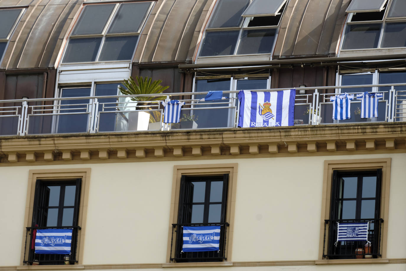 Miles de balcones y ventanas de Gipuzkoa lucen los colores de la Real Sociedad para apoyar al equipo de cara a la final de Copa contra el Athletic de Bilbao.