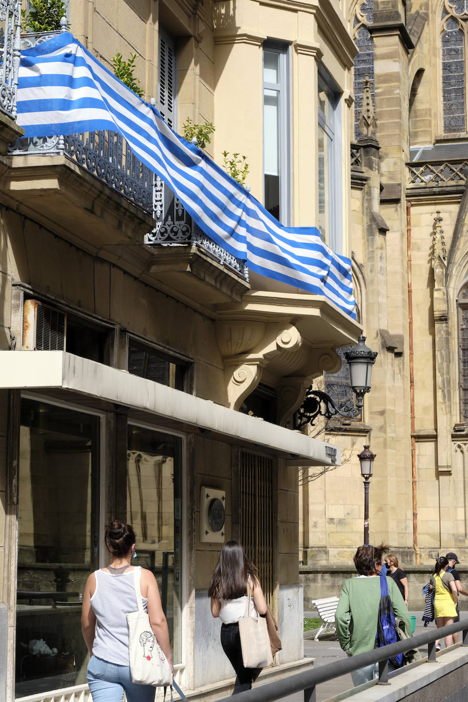 Miles de balcones y ventanas de Gipuzkoa lucen los colores de la Real Sociedad para apoyar al equipo de cara a la final de Copa contra el Athletic de Bilbao.