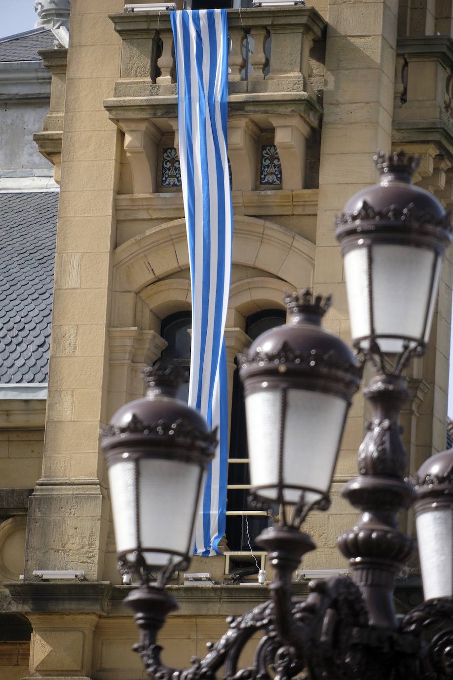 Miles de balcones y ventanas de Gipuzkoa lucen los colores de la Real Sociedad para apoyar al equipo de cara a la final de Copa contra el Athletic de Bilbao.