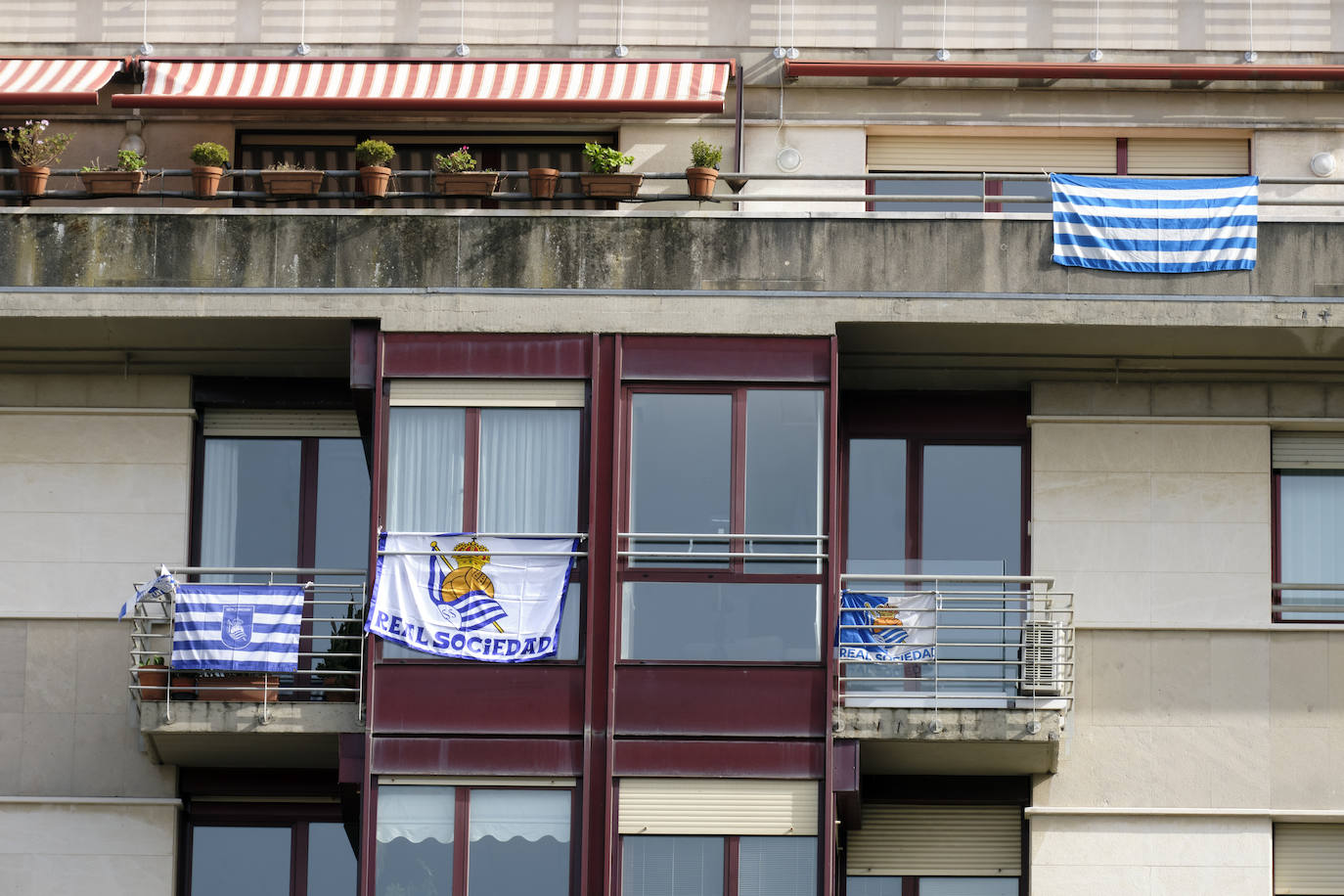 Miles de balcones y ventanas de Gipuzkoa lucen los colores de la Real Sociedad para apoyar al equipo de cara a la final de Copa contra el Athletic de Bilbao.