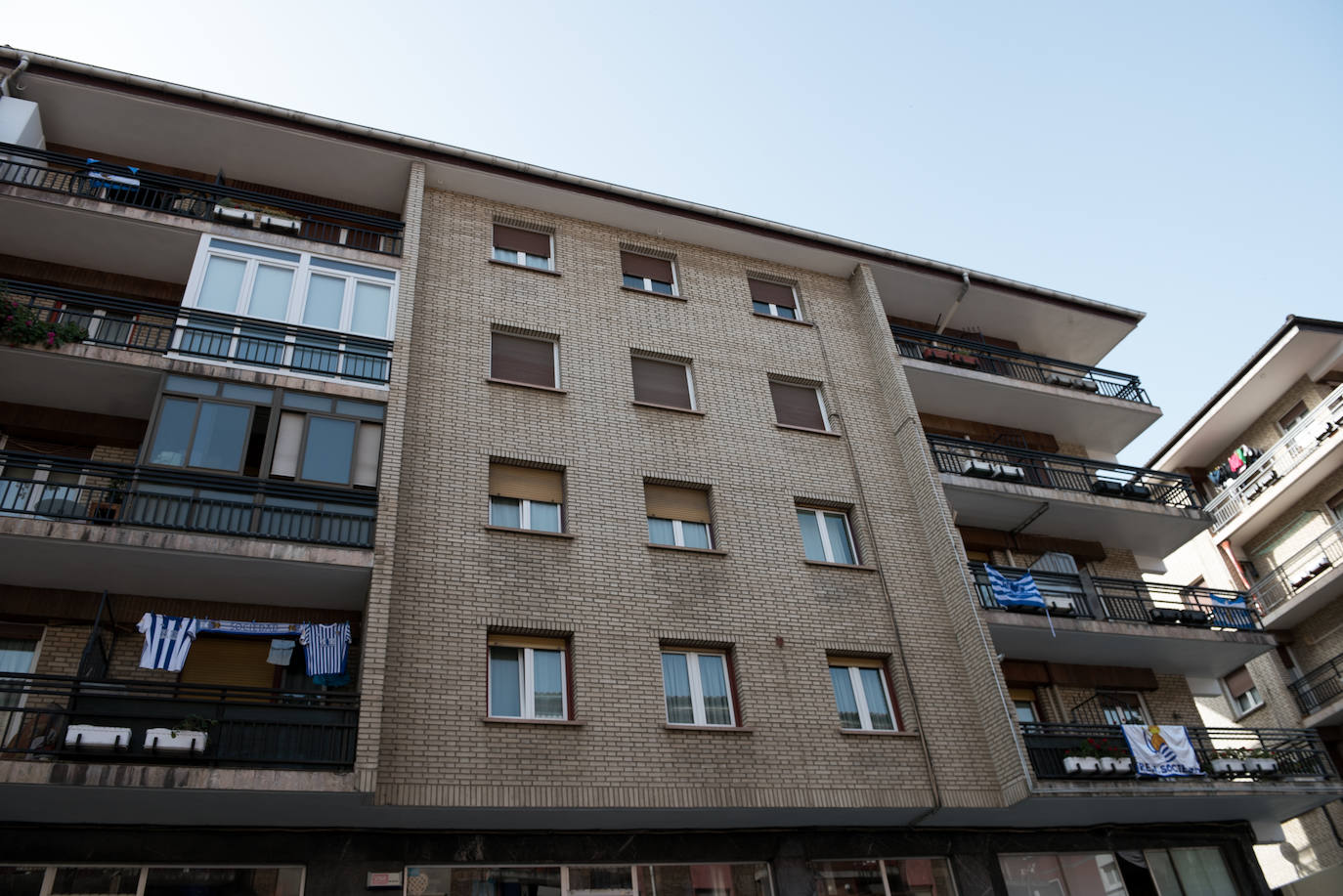 Miles de balcones y ventanas de Gipuzkoa lucen los colores de la Real Sociedad para apoyar al equipo de cara a la final de Copa contra el Athletic de Bilbao.
