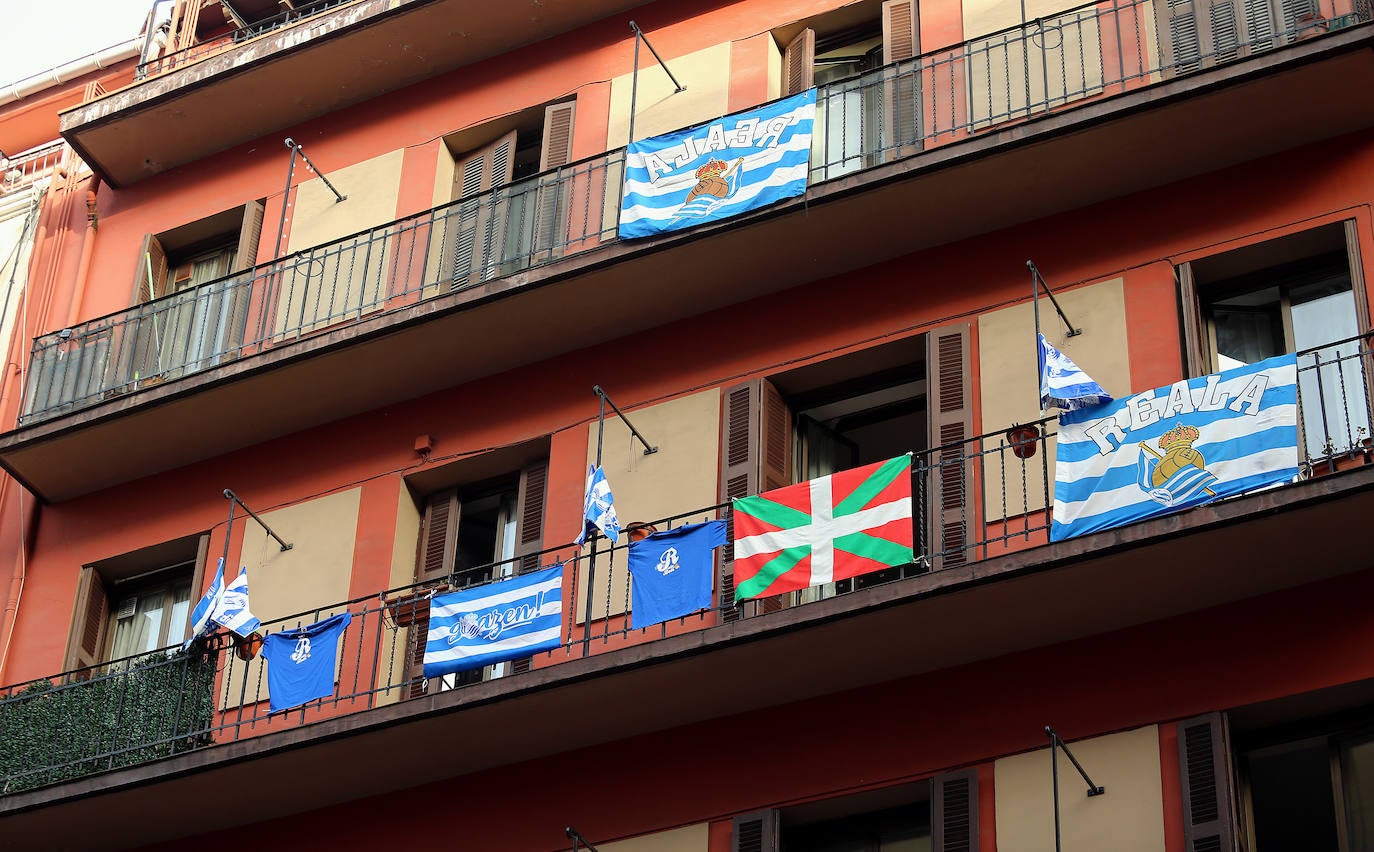 Miles de balcones y ventanas de Gipuzkoa lucen los colores de la Real Sociedad para apoyar al equipo de cara a la final de Copa contra el Athletic de Bilbao.