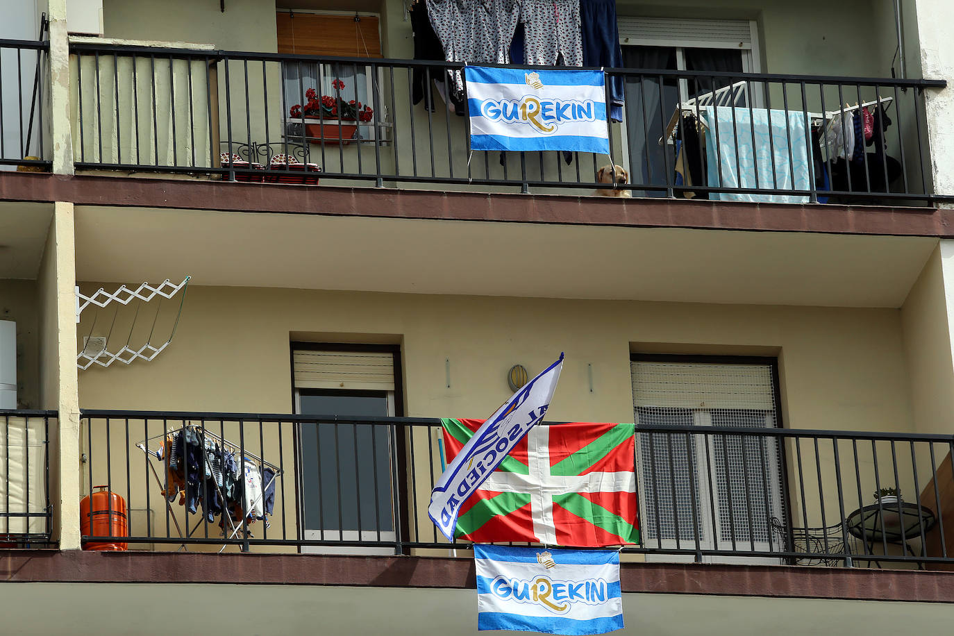 Miles de balcones y ventanas de Gipuzkoa lucen los colores de la Real Sociedad para apoyar al equipo de cara a la final de Copa contra el Athletic de Bilbao.