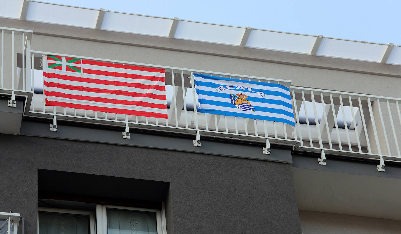 Miles de balcones y ventanas de Gipuzkoa lucen los colores de la Real Sociedad para apoyar al equipo de cara a la final de Copa contra el Athletic de Bilbao.