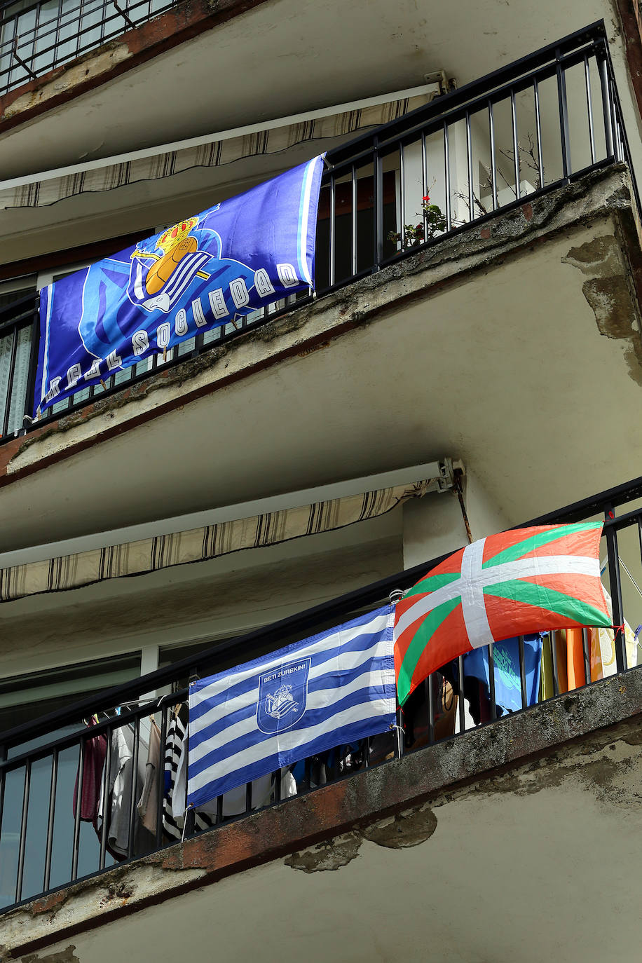 Miles de balcones y ventanas de Gipuzkoa lucen los colores de la Real Sociedad para apoyar al equipo de cara a la final de Copa contra el Athletic de Bilbao.