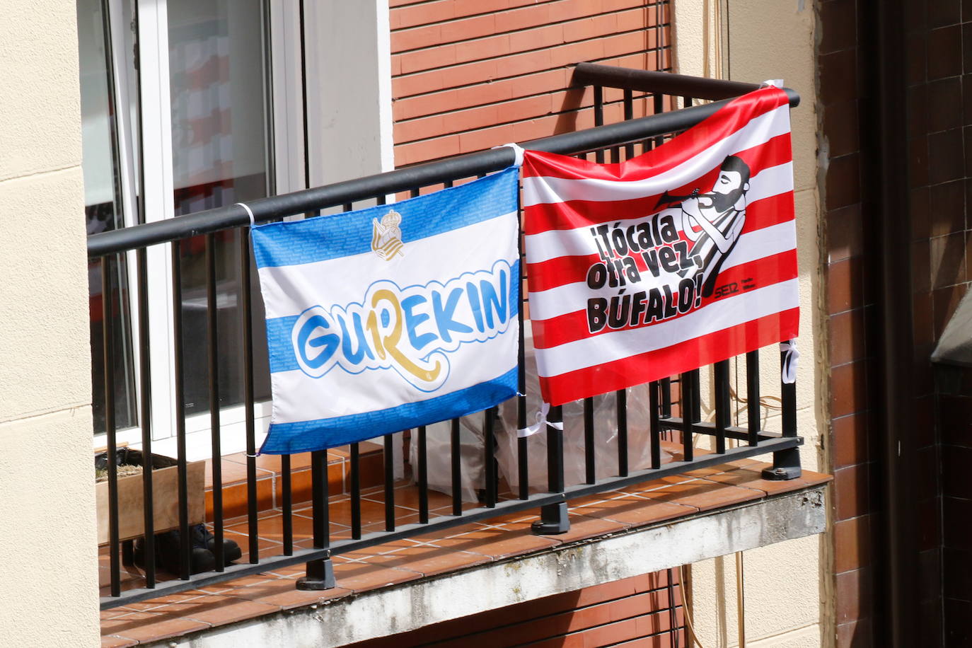Miles de balcones y ventanas de Gipuzkoa lucen los colores de la Real Sociedad para apoyar al equipo de cara a la final de Copa contra el Athletic de Bilbao.