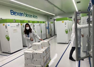 Imagen secundaria 1 - Recepción de las vacunas esta mañana en la sede de Bexen en Hernani.