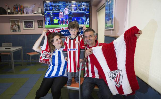 Belén Calegain y Pepe Diz, con su nieto Aday.