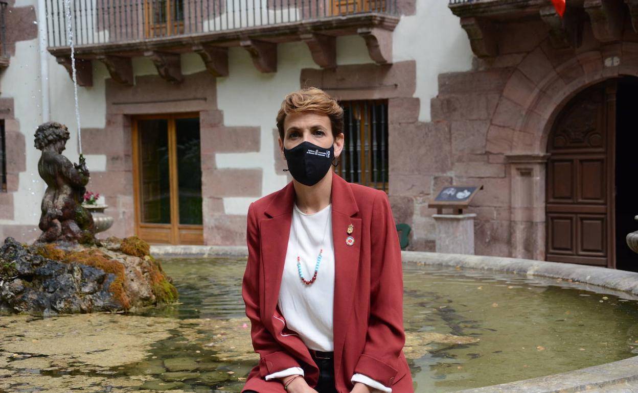 María Chivite, ante el estanque situado enfrente de la entrada principal del Señorío de Bertiz. 