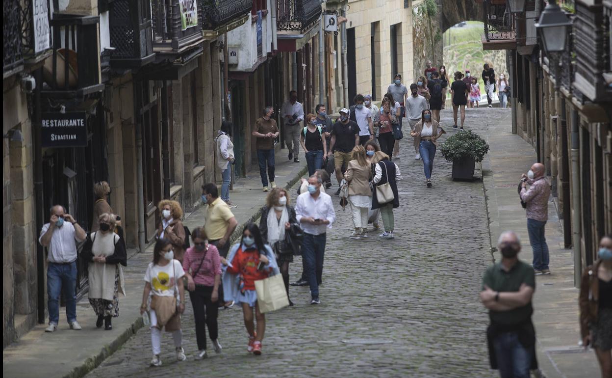 Las calles de Hondarribia, muy concurridas durante estos días de Semana Santa.