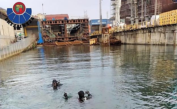 La Ertzaintza busca pruebas en la zona donde se ha producido la agresión. 