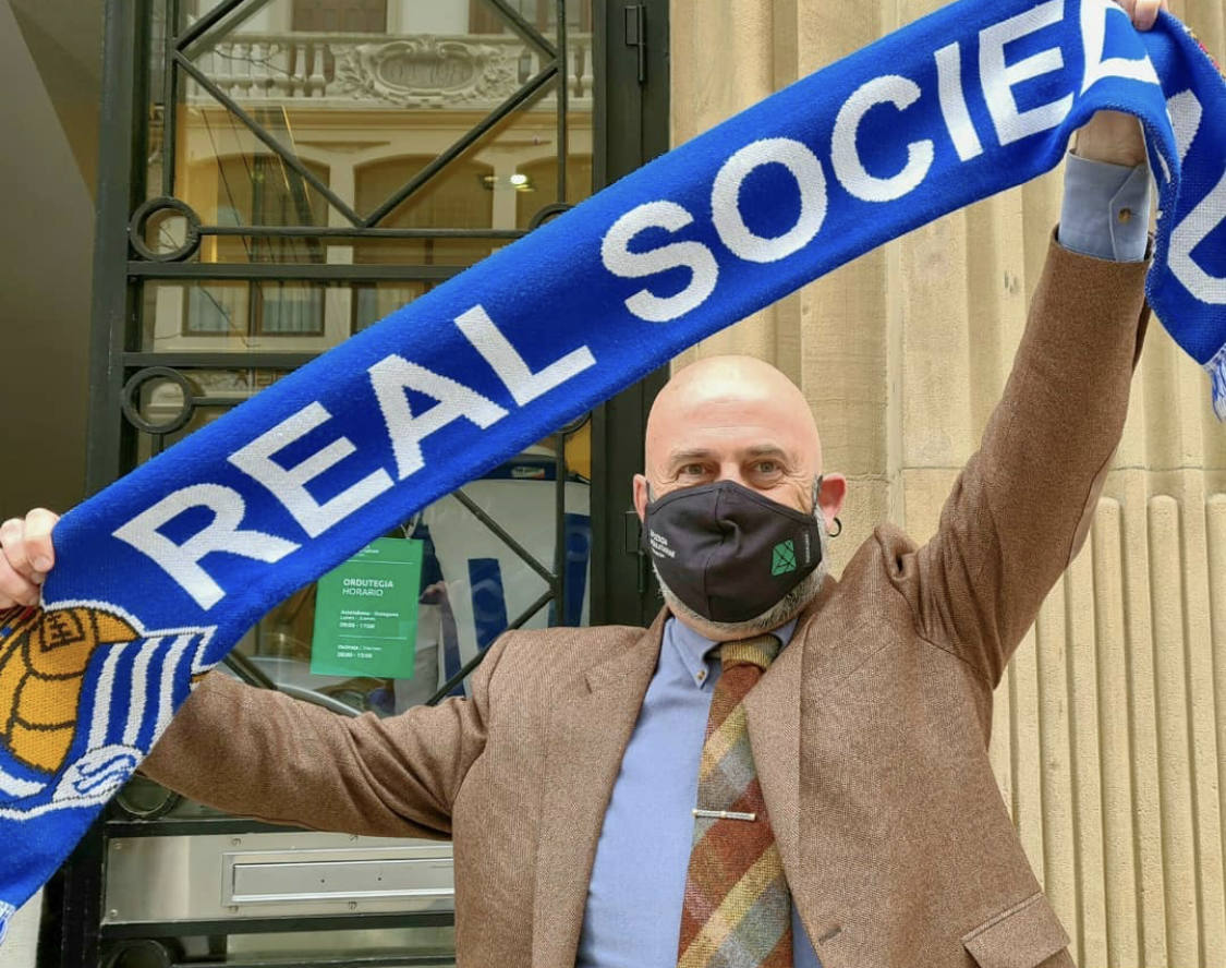 A pocas horas para que comience la esperada final de Copa entre el Athletic y el equipo txuri-urdin, el sector de la moda y los comercios de proximidad guipuzcoanos se vuelcan animando a los blanquiazules a través de mensajes y fotos muy ilustrativas en redes sociales. Gora Erreala!