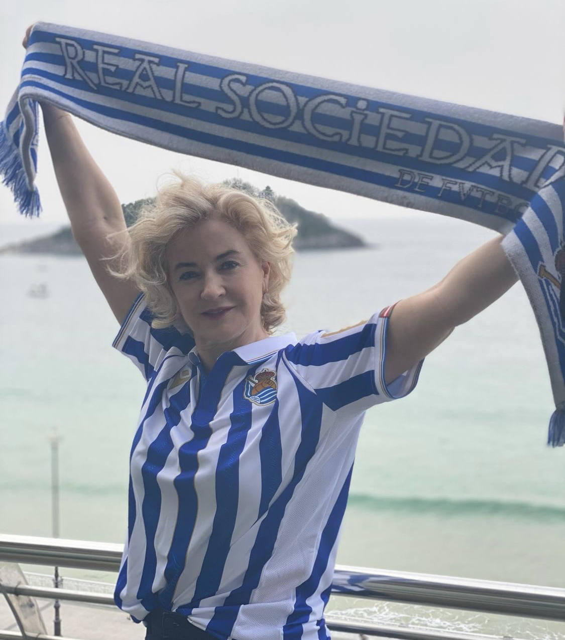 A pocas horas para que comience la esperada final de Copa entre el Athletic y el equipo txuri-urdin, el sector de la moda y los comercios de proximidad guipuzcoanos se vuelcan animando a los blanquiazules a través de mensajes y fotos muy ilustrativas en redes sociales. Gora Erreala!