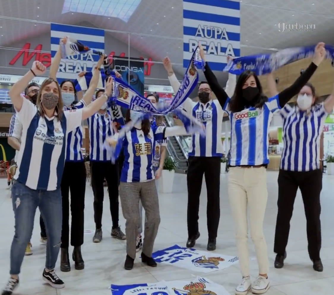 A pocas horas para que comience la esperada final de Copa entre el Athletic y el equipo txuri-urdin, el sector de la moda y los comercios de proximidad guipuzcoanos se vuelcan animando a los blanquiazules a través de mensajes y fotos muy ilustrativas en redes sociales. Gora Erreala!
