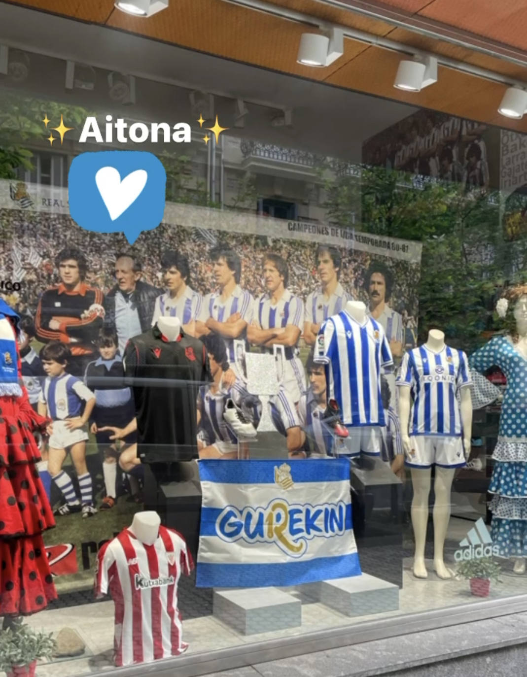 A pocas horas para que comience la esperada final de Copa entre el Athletic y el equipo txuri-urdin, el sector de la moda y los comercios de proximidad guipuzcoanos se vuelcan animando a los blanquiazules a través de mensajes y fotos muy ilustrativas en redes sociales. Gora Erreala!