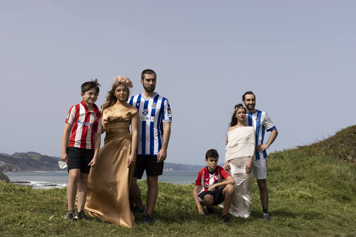Entre rocas, salitre y verdes prados, con el Flysch de Zumaia de fondo y el viento moviendo el tul de seda y las flores de plumas, se encontraban las marcas guipuzcoanas Tocados OH, Irati Guarretxena-Letitare, Inma_Lo y el resto de colaboradores. Mientras trajaban para presentar mediante una sesión de fotos la nueva colección para novia e invitada, aficionados de la Real Sociedad y del Athletic se colaban en el escenario y en el propio 'shooting'. He aquí algunos momentos curiosos de una sesión de fotos marcada por la «fiebre» futbolera