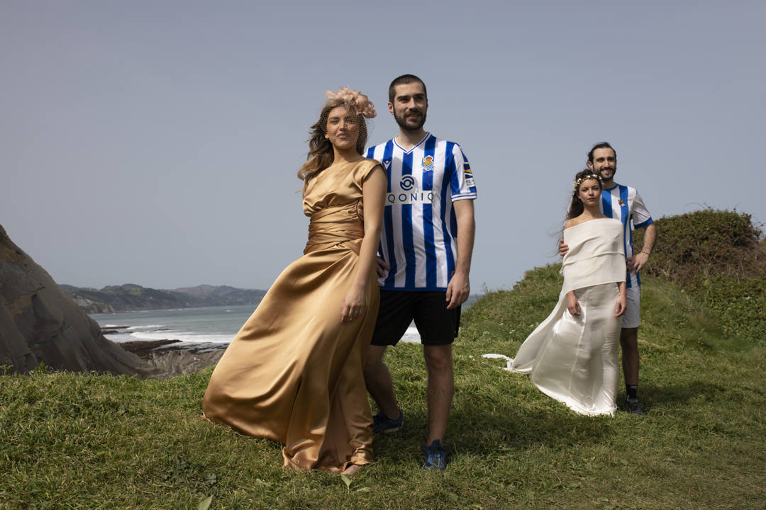 Entre rocas, salitre y verdes prados, con el Flysch de Zumaia de fondo y el viento moviendo el tul de seda y las flores de plumas, se encontraban las marcas guipuzcoanas Tocados OH, Irati Guarretxena-Letitare, Inma_Lo y el resto de colaboradores. Mientras trajaban para presentar mediante una sesión de fotos la nueva colección para novia e invitada, aficionados de la Real Sociedad y del Athletic se colaban en el escenario y en el propio 'shooting'. He aquí algunos momentos curiosos de una sesión de fotos marcada por la «fiebre» futbolera