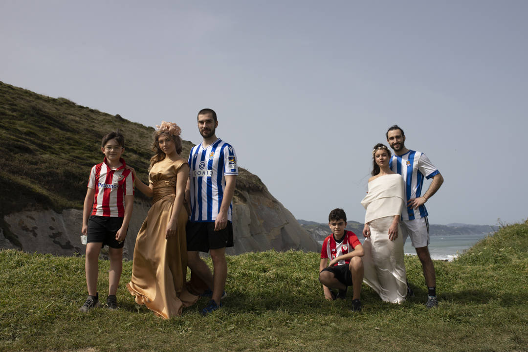 Entre rocas, salitre y verdes prados, con el Flysch de Zumaia de fondo y el viento moviendo el tul de seda y las flores de plumas, se encontraban las marcas guipuzcoanas Tocados OH, Irati Guarretxena-Letitare, Inma_Lo y el resto de colaboradores. Mientras trajaban para presentar mediante una sesión de fotos la nueva colección para novia e invitada, aficionados de la Real Sociedad y del Athletic se colaban en el escenario y en el propio 'shooting'. He aquí algunos momentos curiosos de una sesión de fotos marcada por la «fiebre» futbolera