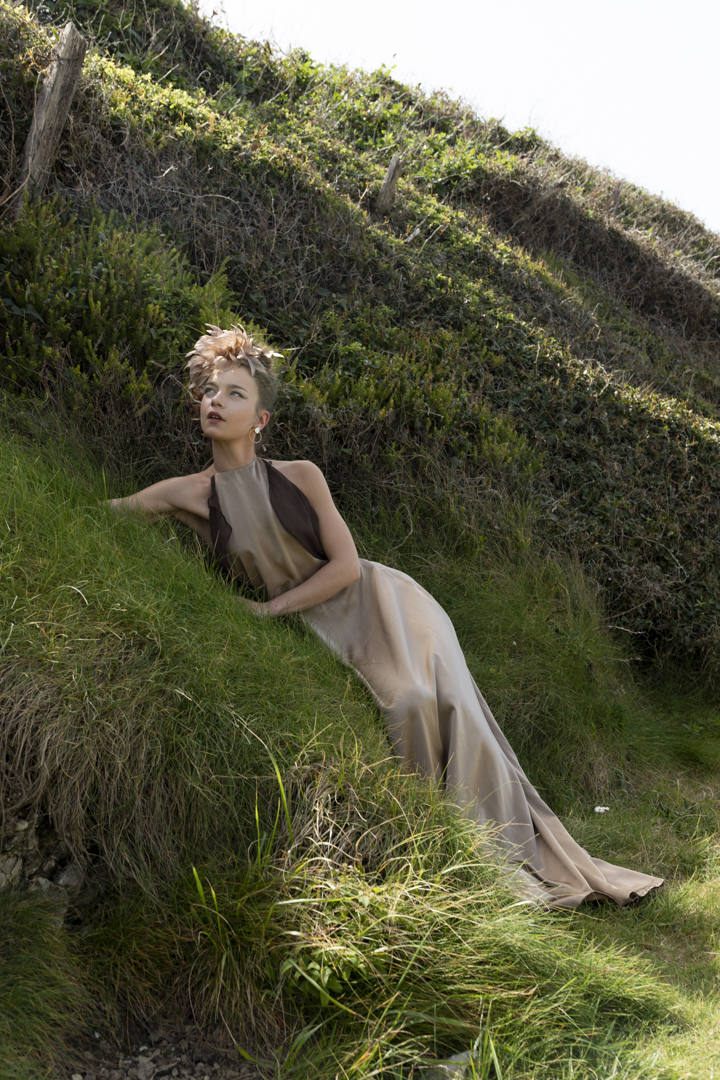 Entre rocas, salitre y verdes prados, con el Flysch de Zumaia de fondo y el viento moviendo el tul de seda y las flores de plumas, se encontraban las marcas guipuzcoanas Tocados OH, Irati Guarretxena-Letitare, Inma_Lo y el resto de colaboradores. Mientras trajaban para presentar mediante una sesión de fotos la nueva colección para novia e invitada, aficionados de la Real Sociedad y del Athletic se colaban en el escenario y en el propio 'shooting'. He aquí algunos momentos curiosos de una sesión de fotos marcada por la «fiebre» futbolera