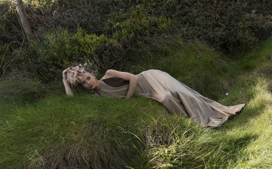 Entre rocas, salitre y verdes prados, con el Flysch de Zumaia de fondo y el viento moviendo el tul de seda y las flores de plumas, se encontraban las marcas guipuzcoanas Tocados OH, Irati Guarretxena-Letitare, Inma_Lo y el resto de colaboradores. Mientras trajaban para presentar mediante una sesión de fotos la nueva colección para novia e invitada, aficionados de la Real Sociedad y del Athletic se colaban en el escenario y en el propio 'shooting'. He aquí algunos momentos curiosos de una sesión de fotos marcada por la «fiebre» futbolera