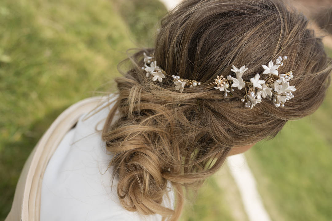 Entre rocas, salitre y verdes prados, con el Flysch de Zumaia de fondo y el viento moviendo el tul de seda y las flores de plumas, se encontraban las marcas guipuzcoanas Tocados OH, Irati Guarretxena-Letitare, Inma_Lo y el resto de colaboradores. Mientras trajaban para presentar mediante una sesión de fotos la nueva colección para novia e invitada, aficionados de la Real Sociedad y del Athletic se colaban en el escenario y en el propio 'shooting'. He aquí algunos momentos curiosos de una sesión de fotos marcada por la «fiebre» futbolera