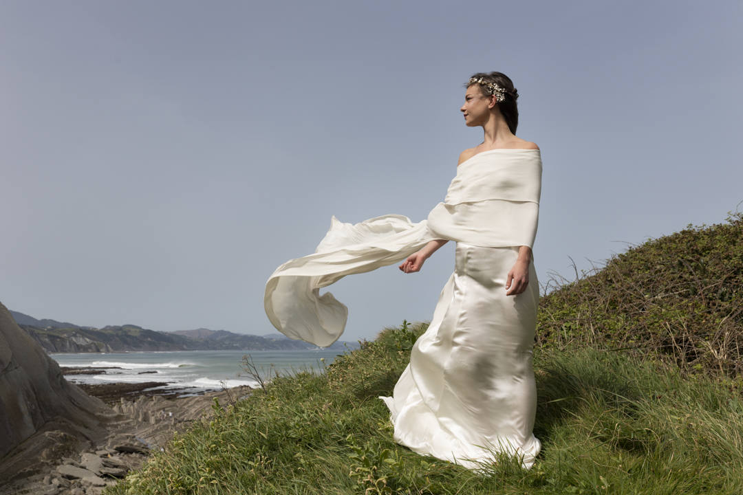 Entre rocas, salitre y verdes prados, con el Flysch de Zumaia de fondo y el viento moviendo el tul de seda y las flores de plumas, se encontraban las marcas guipuzcoanas Tocados OH, Irati Guarretxena-Letitare, Inma_Lo y el resto de colaboradores. Mientras trajaban para presentar mediante una sesión de fotos la nueva colección para novia e invitada, aficionados de la Real Sociedad y del Athletic se colaban en el escenario y en el propio 'shooting'. He aquí algunos momentos curiosos de una sesión de fotos marcada por la «fiebre» futbolera