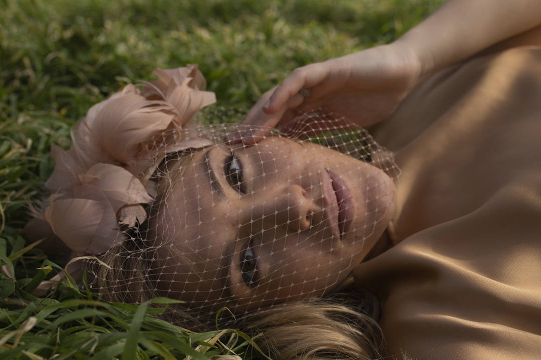 Entre rocas, salitre y verdes prados, con el Flysch de Zumaia de fondo y el viento moviendo el tul de seda y las flores de plumas, se encontraban las marcas guipuzcoanas Tocados OH, Irati Guarretxena-Letitare, Inma_Lo y el resto de colaboradores. Mientras trajaban para presentar mediante una sesión de fotos la nueva colección para novia e invitada, aficionados de la Real Sociedad y del Athletic se colaban en el escenario y en el propio 'shooting'. He aquí algunos momentos curiosos de una sesión de fotos marcada por la «fiebre» futbolera