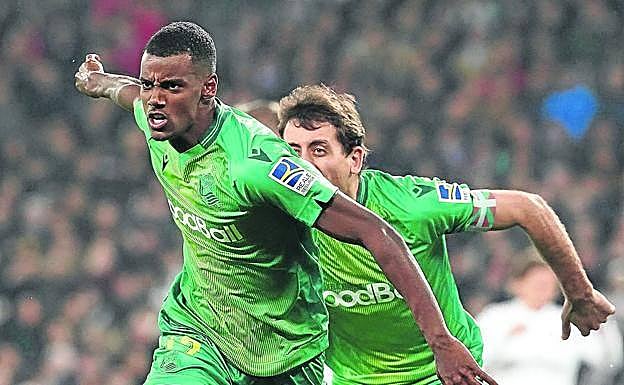 Alexander Isak celebra uno de los dos goles que marcó en el Bernabéu en los cuartos de final de Copa.
