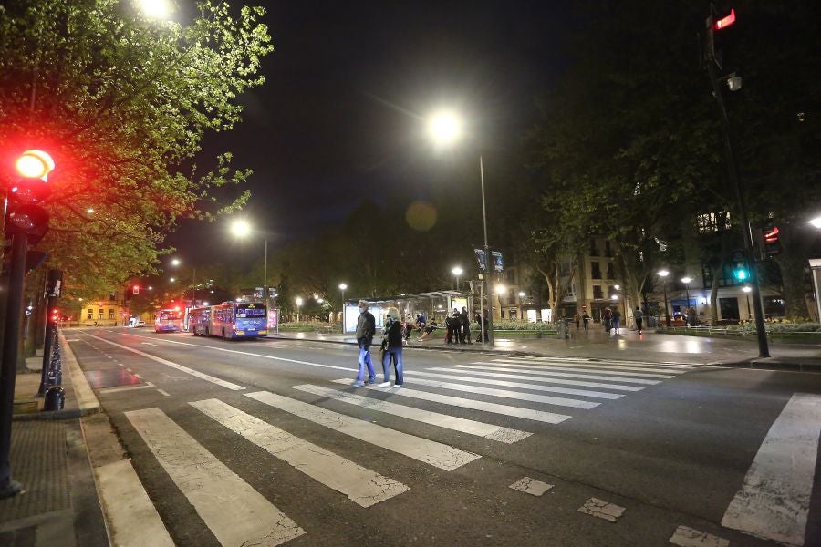 Las calles de Donostia estaban vacías antes del toque de queda. Todo el mundo en casa para ver la final de la Copa