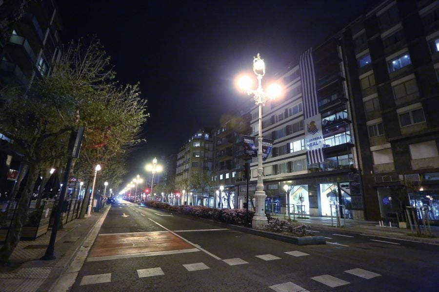 Las calles de Donostia estaban vacías antes del toque de queda. Todo el mundo en casa para ver la final de la Copa