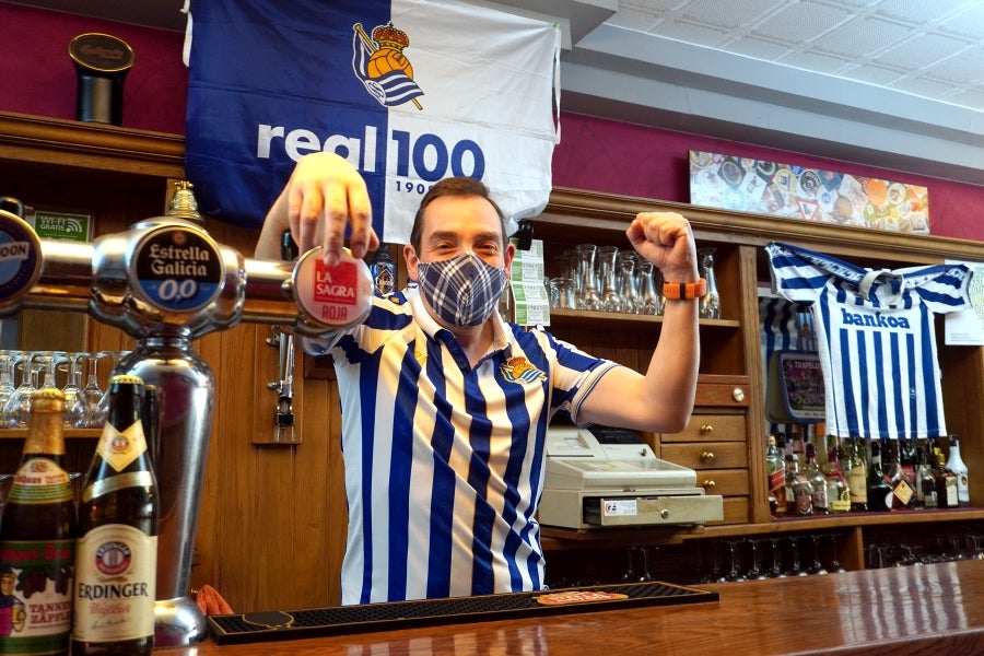 Seguidores de Errenteria, Lezo e Irun, entre otros, pintas las calles de los colores txuri urdin. 